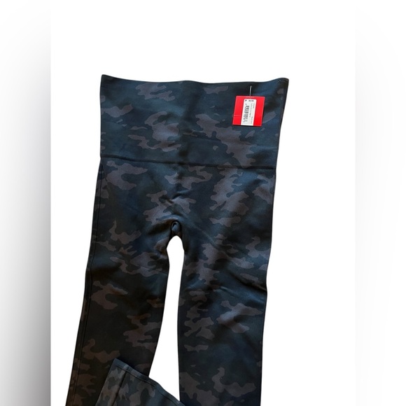 NWT Spanx Look At Me Now Black Camo Leggings Sz M - Picture 3 of 6